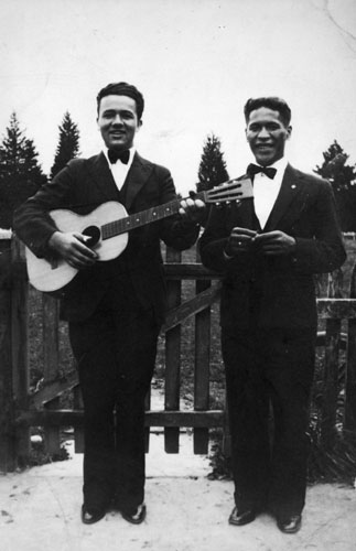 Īnia Te Wīata with another choir member
