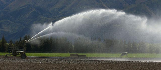 Moving spray irrigator