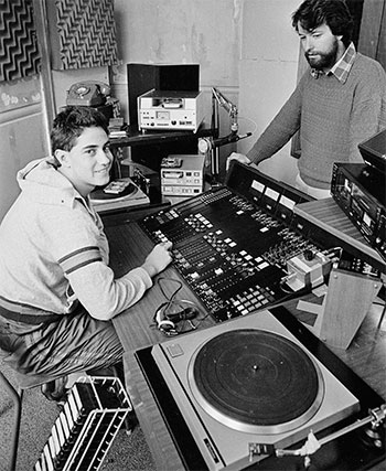 Te Ūpoko o te Ika Māori radio station, 1987