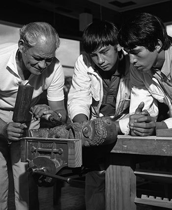 Master carver Hōne Taiapa in 1970