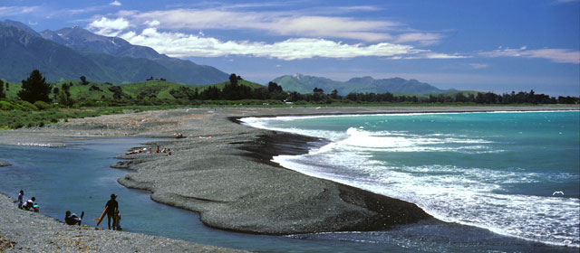 Sand and gravel shore, Puketā
