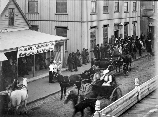 Street scene as women vote in New Plymouth