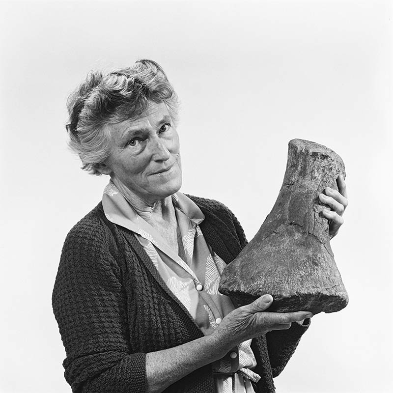 Joan Wiffen with elasmosaurus bone