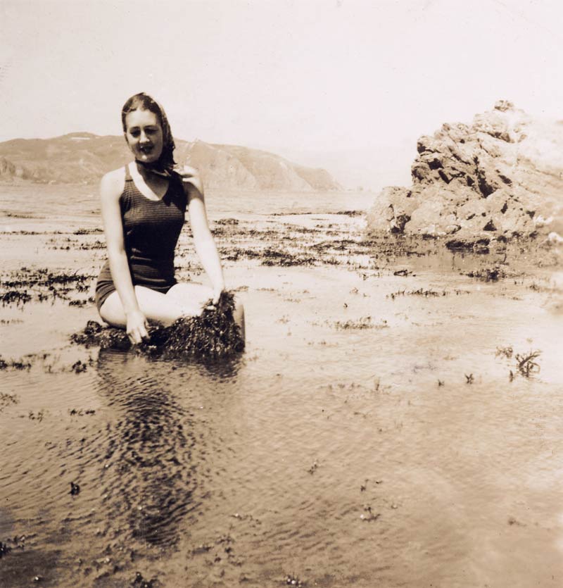 Collecting seaweed, 1943