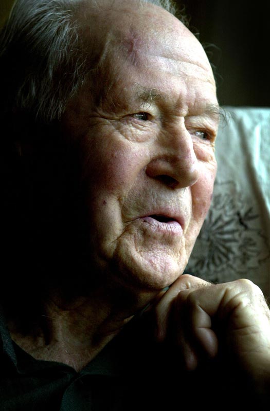 An informal head and shoulders portrait of Lindsay Poole in old age, looking off to his left.