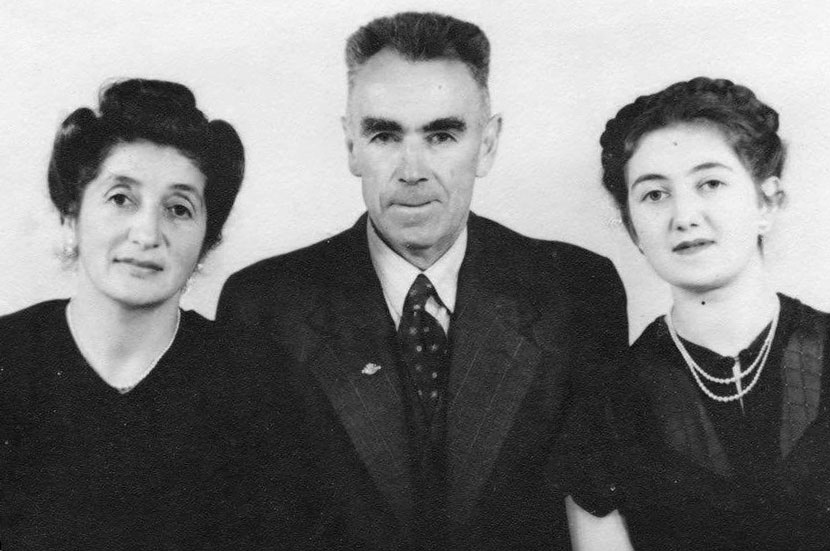 A studio portrait of a middle-aged Māori woman and a Pākehā man, with their secondary school-aged daughter.