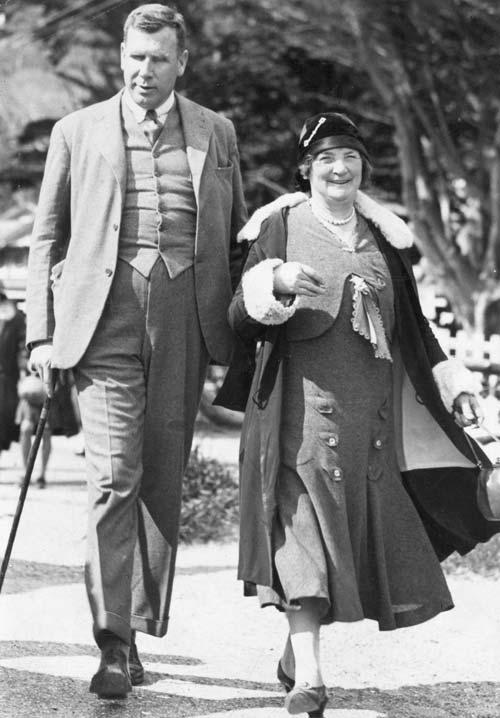 Clutha Nantes Mackenzie and an unknown woman at Days Bay, Wellington, in October 1931