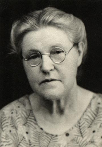 A head and shoulders photograph of Mary Moore in later life