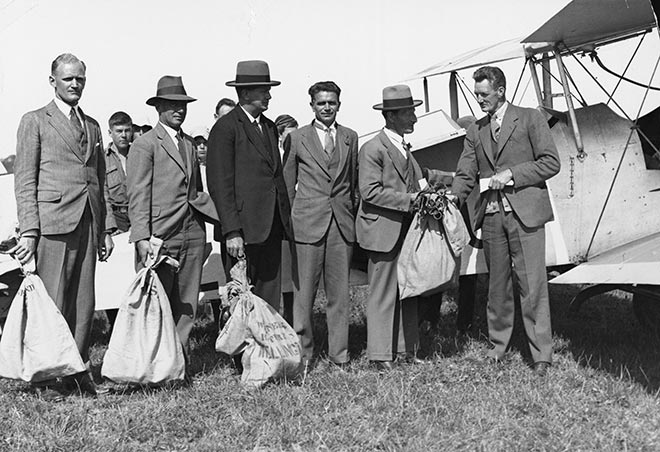 Jack Newman (left) before the first airmail flight from Nelson to Wellington on 20 January 1932