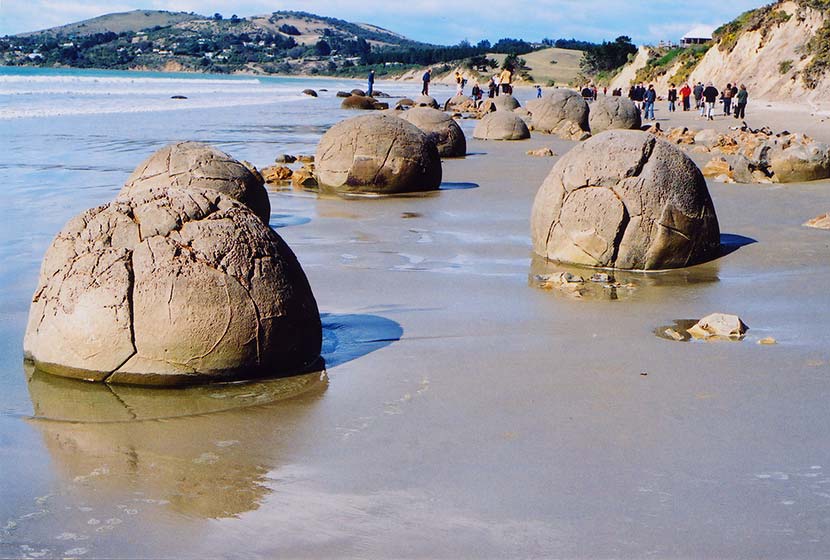 The Moeraki Boulders / Kaihinaki
