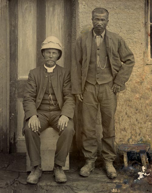 Jim Shum (right) with Alexander Don in 1902
