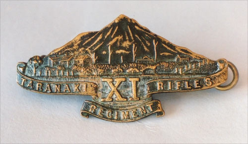 Taranaki Maunga on a Taranaki Rifles Regiment badge