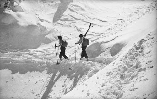 Walking to the skifield