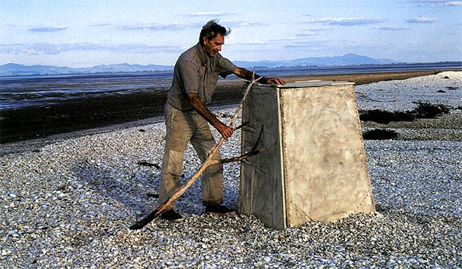 Erecting a folding hide