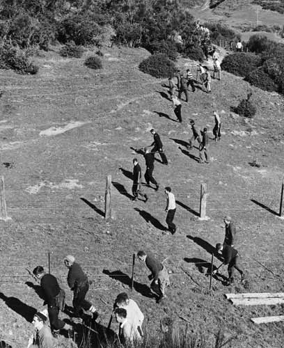 Police search for Wendy Mayes, 1961