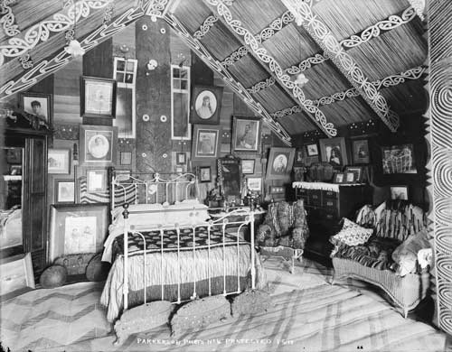 Guide Maggie Papakura’s house 