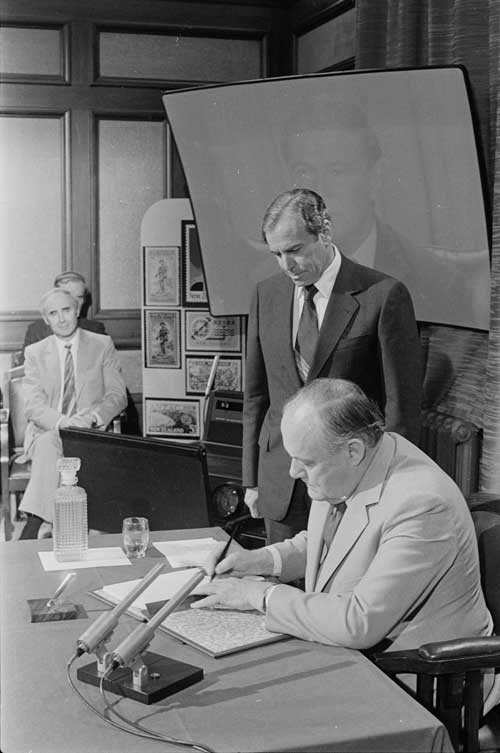 Robert Muldoon signs CER