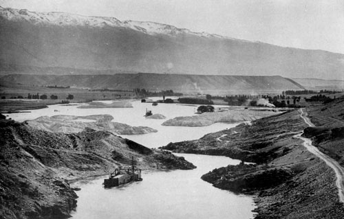 Dredges on the Clutha River, 1908