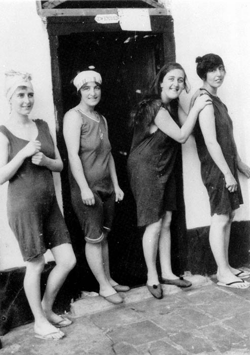 Women of the settlement 