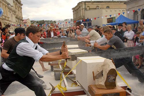 Cutting Ōamaru stone