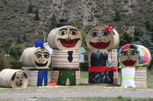Hay bale figures, Kurow 