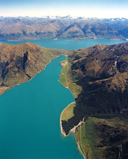 Lakes Wānaka and Hāwea from the air