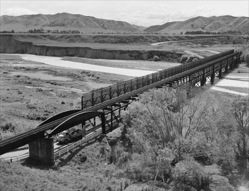 Double-decker road–rail bridge