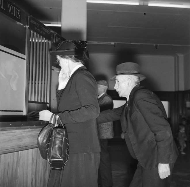 Pensioners collecting social security, 1943