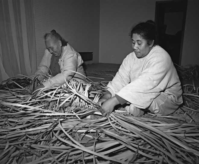 Women weaving in Porirua, 1990 