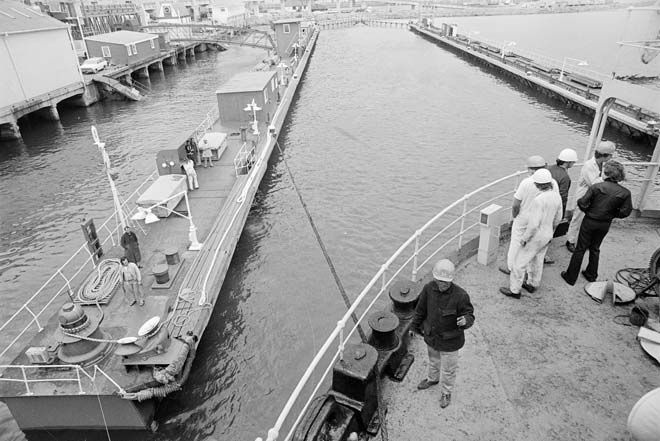 <em>Strathlairg</em> enters Wellington dock