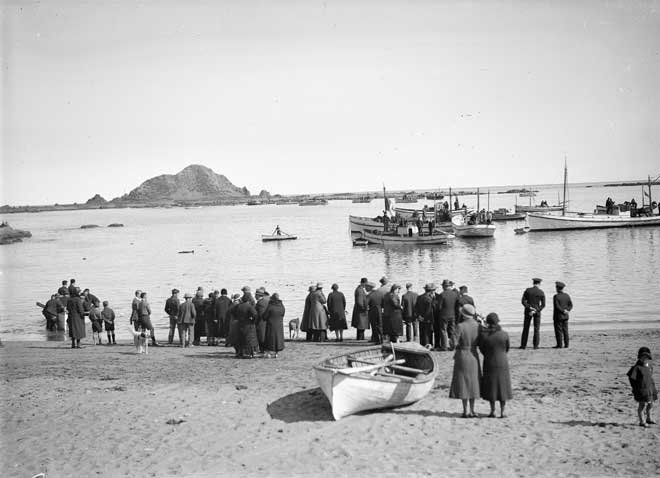 Mourners at Island Bay