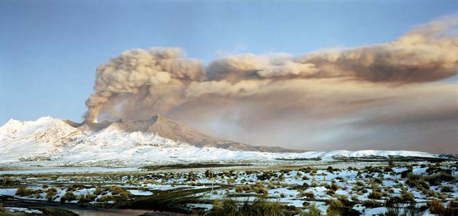 Ash plume, Mt Ruapehu 1996 