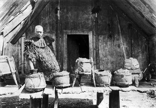 Pai Kanohi with calabashes