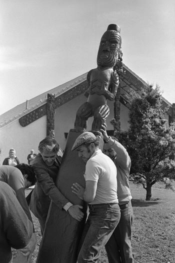 Installing a pou, Waiwhetū marae