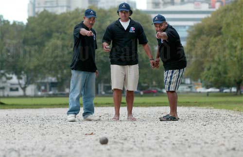 Playing pétanque