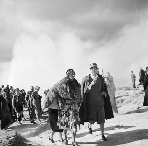 Rangitīaria Dennan and Eleanor Roosevelt 