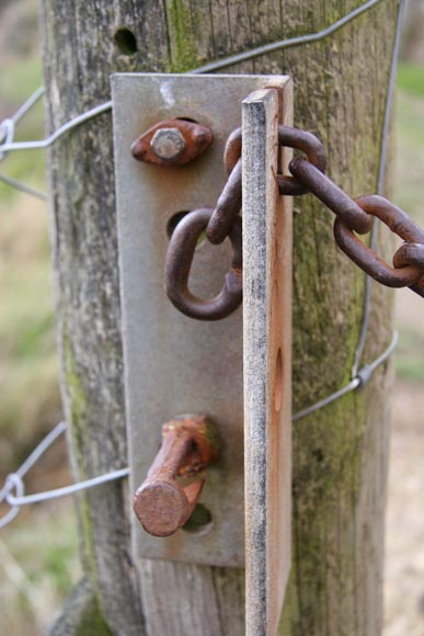 Chain-and-slot type catch 