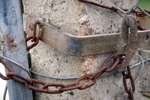 Chain-and-slot type catch 