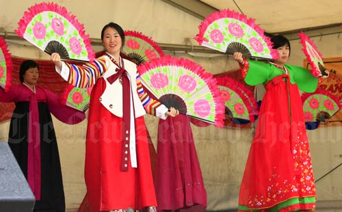 Korean dancers 