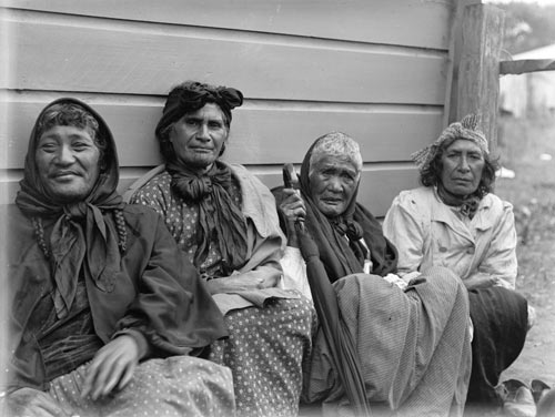 Māori women at land court meeting, Tokaanu, 1914