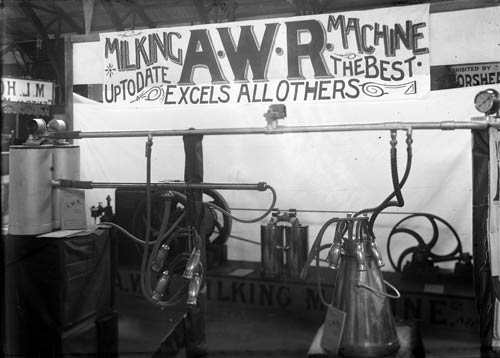 Petrol-powered milking machine