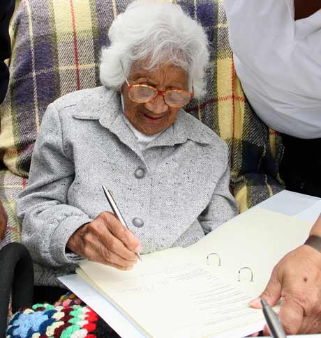 Signing the Pākaitore settlement, 2007