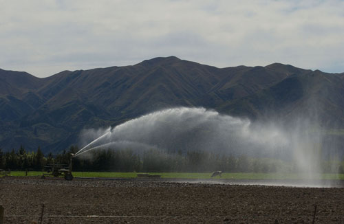 Moving irrigation unit 