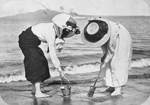Women on the beach, 1910
