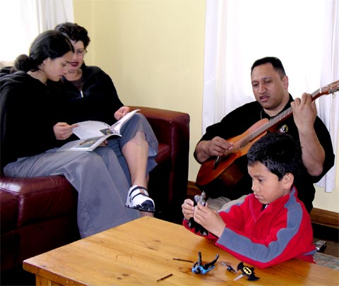 A Māori family, 2004