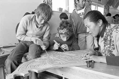 Schoolchildren learn Māori carving