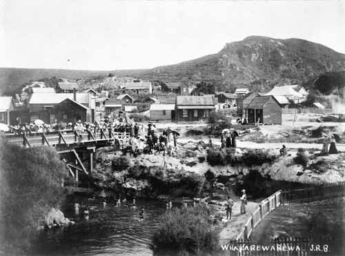 Throwing coins, Whakarewarewa 