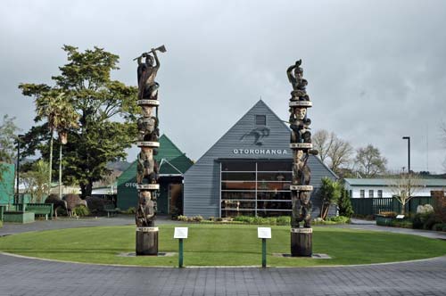 Carved poles at Ōtorohanga