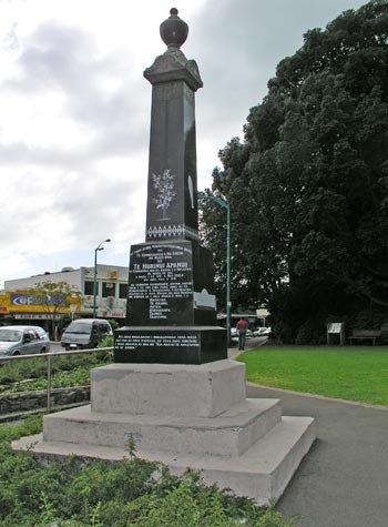 Memorial to Te Hurinui Apanui