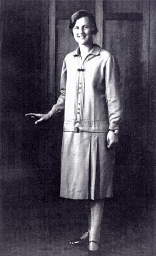 Woman in 1920s clothing posing for photo